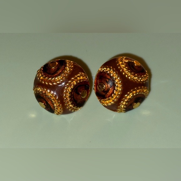 Elegant VTG Gold and Brown Enamel Clip On Earrings - Picture 3 of 16